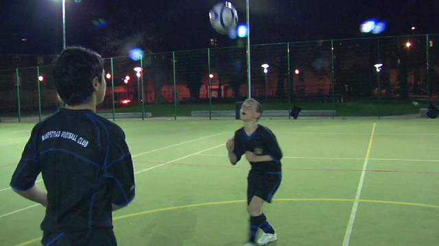 MS Boys(14-15)踢足球，伦敦，英国视频素材