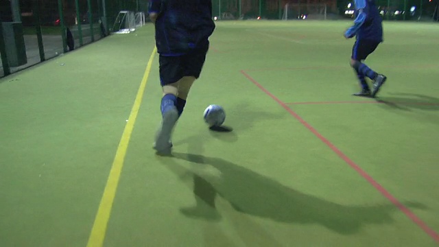 WS TS POV摇晃的男孩(14-15)踢足球，伦敦，英国视频素材