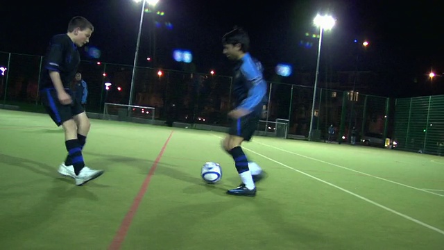 WS TS POV摇晃的男孩(14-15)踢足球，伦敦，英国视频素材