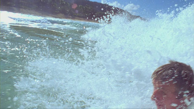SLO MO 与身体冲浪者乘坐波， 欧胡岛， 夏威夷， 美国视频下载