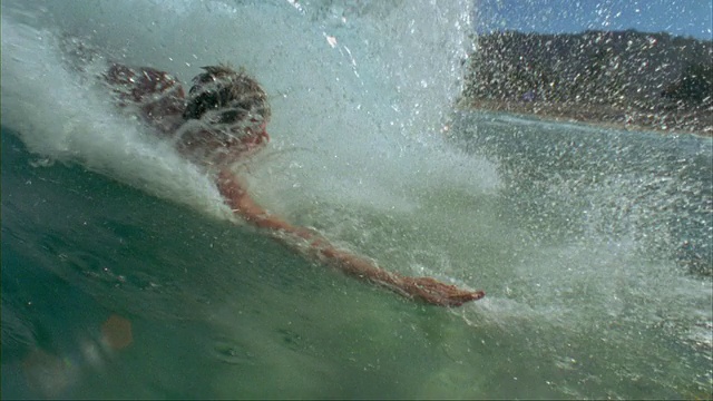 SLO MO MS 与身体冲浪者乘坐波， 欧胡岛， 夏威夷， 美国视频下载