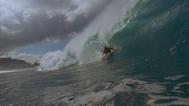 SLO MO WS冲浪者骑波，瓦胡岛，夏威夷，美国视频下载