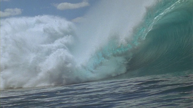 SLO MO WS冲浪者乘坐波浪，瓦胡岛，夏威夷，美国视频下载