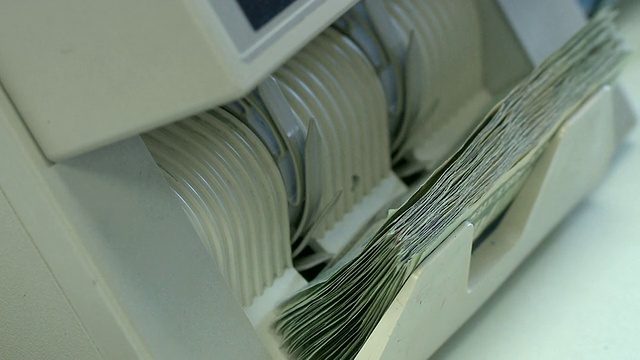 美国宾夕法尼亚州伯利恒，一名妇女在使用点钞机视频素材
