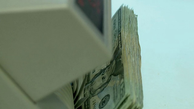 美国宾夕法尼亚州伯利恒，一名妇女在使用点钞机视频素材