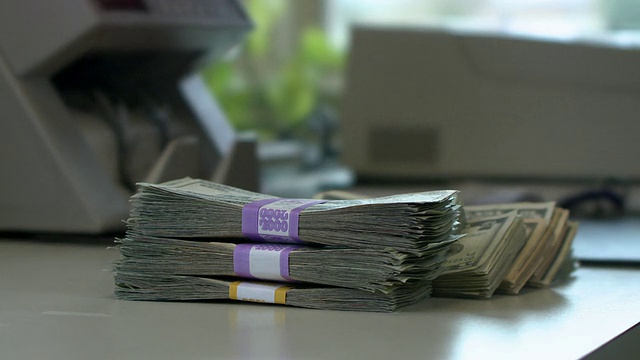 美国宾夕法尼亚州伯利恒，cuc收银员使用点钞机处理现金视频素材