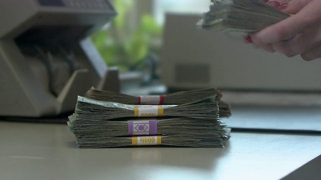 美国宾夕法尼亚州伯利恒，cuc收银员使用点钞机处理现金视频下载