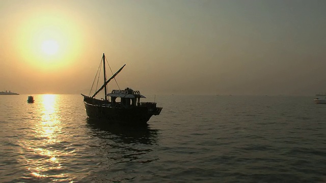 黎明时分，印度孟买，在阿拉伯海上划船视频下载