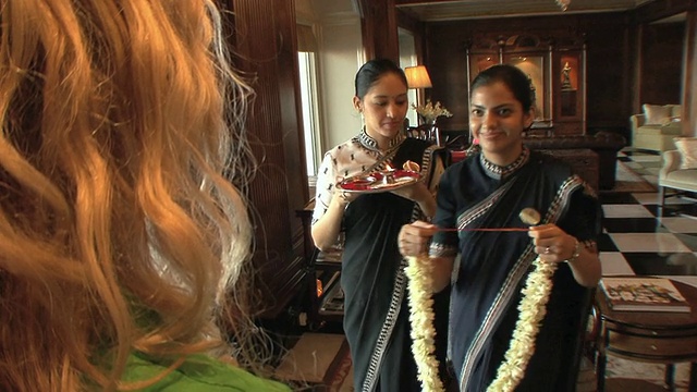印度孟买，印度女孩与女游客进行宾迪问候视频下载