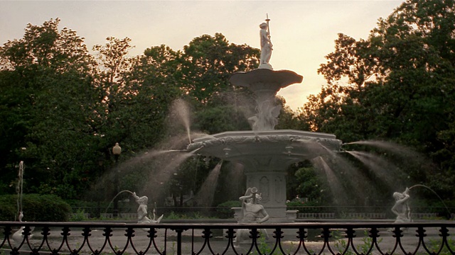 福赛斯公园喷泉黄昏宽镜头/萨凡纳，乔治亚州视频下载
