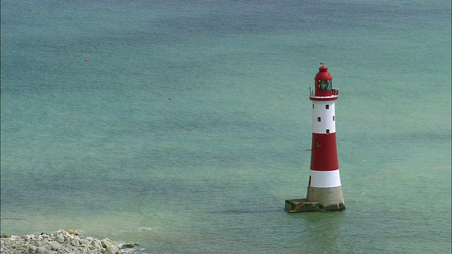 航拍至英吉利海峡/东苏塞克斯海滩角海岸外的灯塔视频下载