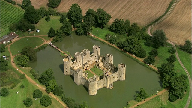 空中俯瞰被护城河环绕的博迪亚姆城堡/东苏塞克斯，英格兰视频下载