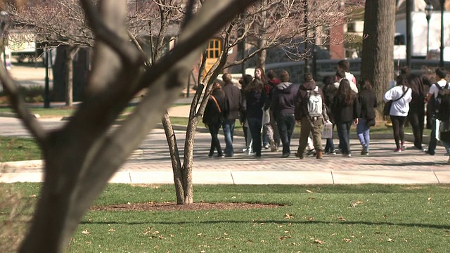 MS SELECTIVE FOCUS小组的大学生走过大学校园，伯利恒，宾夕法尼亚州，美国视频素材