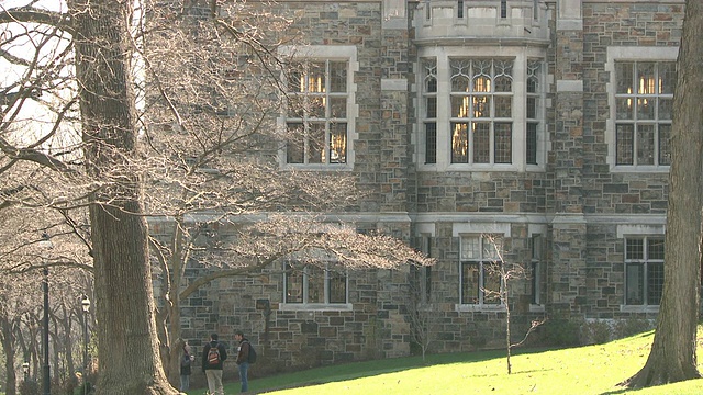 三个学生站在美国宾夕法尼亚州伯利恒大学校园的草坪上交谈视频下载