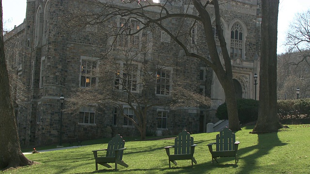 美国宾夕法尼亚州伯利恒大学校园草坪上的空躺椅视频下载