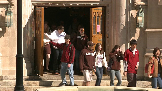 MS HA集团的学生离开大学大楼通过木门，伯利恒，宾夕法尼亚州，美国视频下载