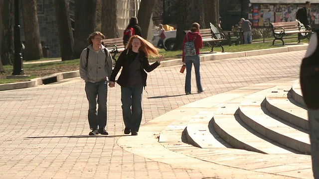 美国宾夕法尼亚州伯利恒大学校园里，一对MS学生情侣视频下载