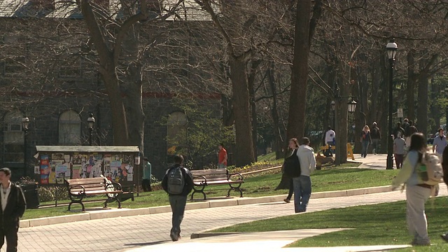 美国宾夕法尼亚州伯利恒，学生们走过大学校园视频下载