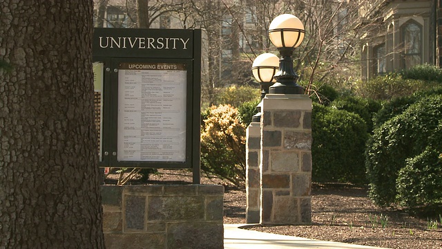 美国宾夕法尼亚州伯利恒大学校园里的学生走过大学公告牌视频下载