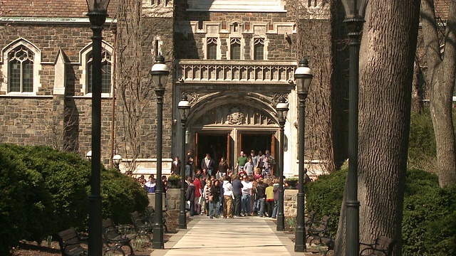 美国宾夕法尼亚州伯利恒，一群学生离开学校大楼，聚集在校门外视频下载
