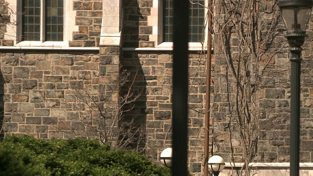 潘小姐组学生站在美国宾夕法尼亚州伯利恒大学大楼门口视频素材