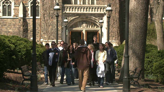 美国宾夕法尼亚州伯利恒大学校园，年轻的女士带领人们参观视频素材