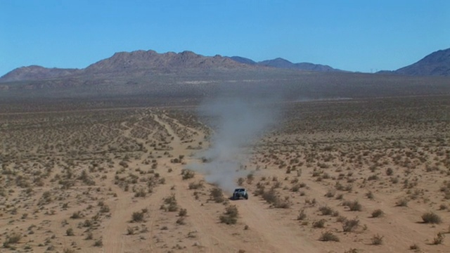HA TS双座越野奖杯卡车通过沙漠，卢塞恩，加利福尼亚州，美国视频下载