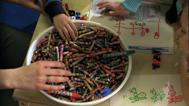 CU HA儿童(5-6)寻找蜡笔，奥什科什，威斯康星州，美国视频下载