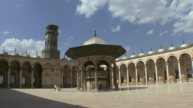 埃及开罗穆罕默德阿里清真寺的WS庭院和中央沐浴喷泉视频下载