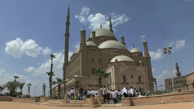 埃及开罗穆罕默德阿里清真寺外观，朝圣者和游客视频下载