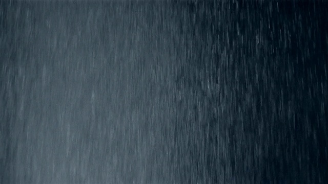 在黑色背景下暴雨的特写视频素材