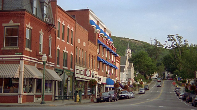 新英格兰小镇/卡姆登，缅因州的主要街道视频下载