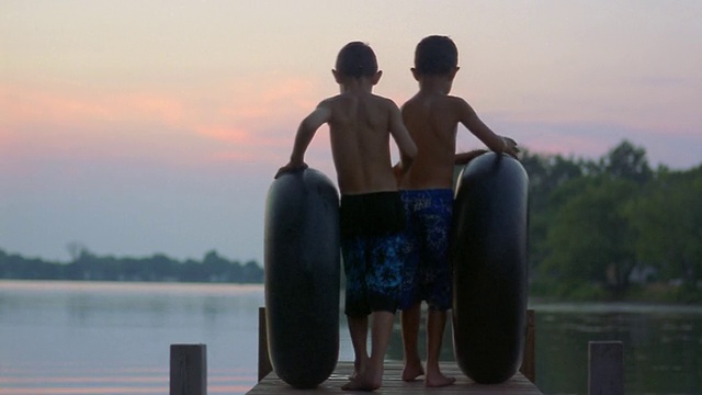 黄昏时分，男孩们把内层管子滚下码头/手挽着手看着池塘/纽约的Long pond视频下载
