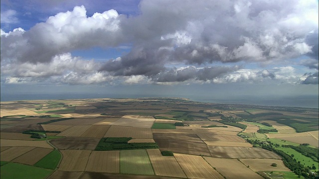 空中积云投射阴影在耕地上/北约克郡，英格兰视频素材