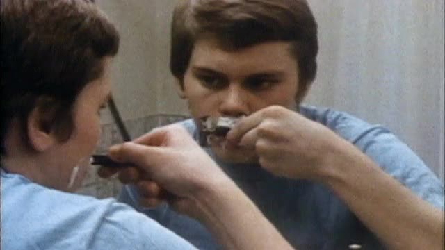 1985年，一名少年在照镜子时刮伤了自己视频下载