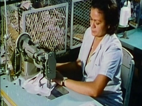 1972年，在工厂缝纫机旁工作的中枪妇女视频下载