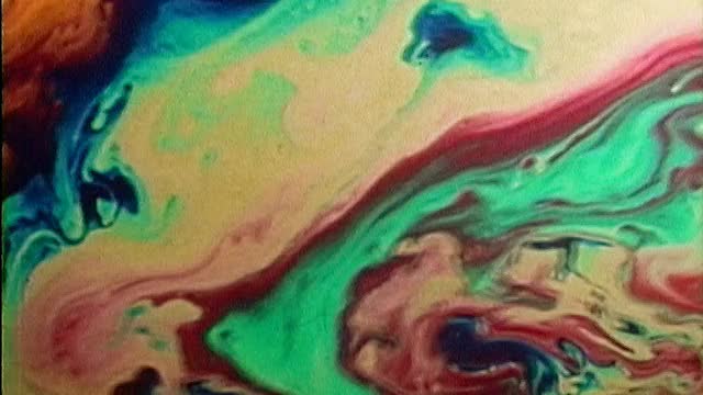 1971年，近距离观察由油和水的混合物产生的旋转迷幻色彩视频下载