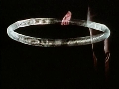 1971年，在一个大的圆形弹簧中引起振动的中枪手视频下载