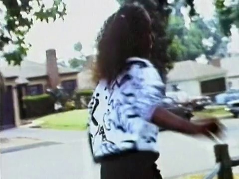 1986年在绿色草坪上旋转的观点被五个旋转的年轻女孩包围视频下载