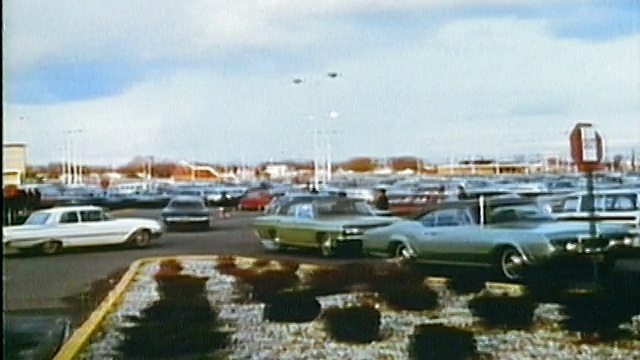 1969年，中镜头木质装饰的旅行车驶入麦库姆购物中心的停车场/底特律，密歇根州视频下载