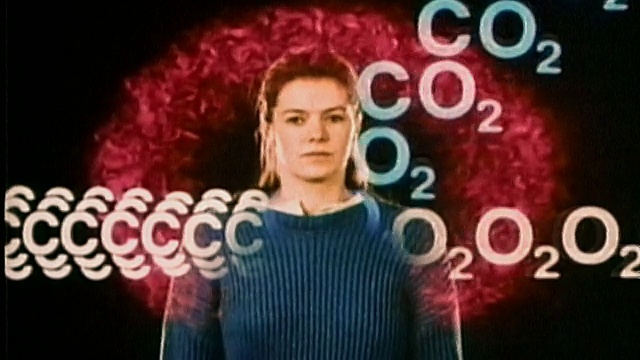 1987年，一名合成女性呼吸转换食物和氧气显示身体产生二氧化碳视频下载