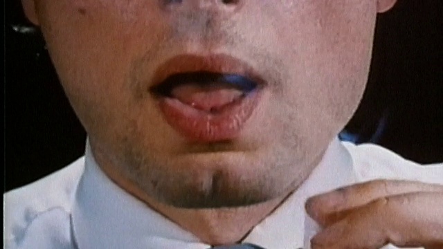 1987年，一名年轻男子在吸香烟+咳嗽时，关闭了他的鼻子和嘴视频下载