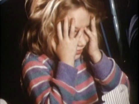 1985年的近距离受惊的十多岁的女孩看电影透过手指视频下载