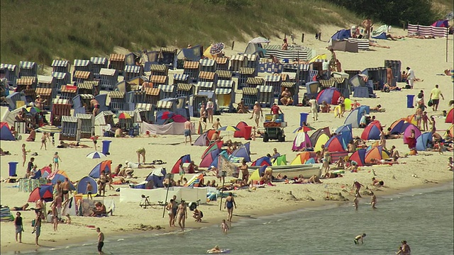 德国梅克伦堡-西波美拉尼亚拥挤的津诺维茨海滩视频素材