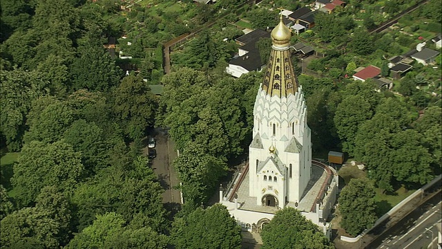 空中城市景观与教堂周围的树木，莱比锡，萨克森，德国视频素材