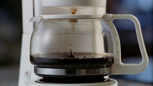 靠近咖啡壶滴进壶里的咖啡视频下载