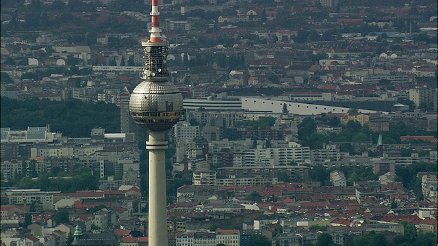 柏林鸟瞰图与Fernsehturm(电视塔)在前景，布兰德堡，德国视频下载
