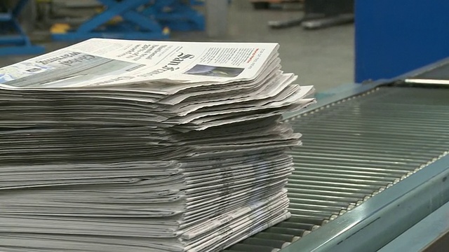 美国加州旧金山印刷厂，报纸从堆垛机上传到传送带上视频下载