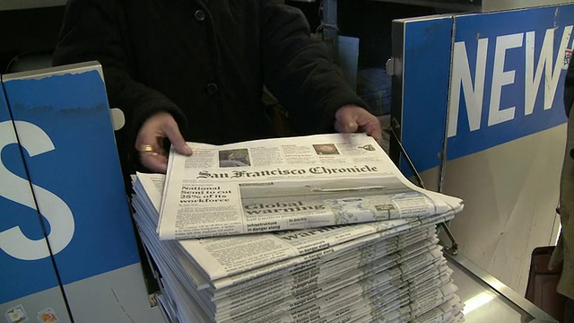 一名妇女在地铁站报摊上卖报纸，旧金山，加利福尼亚，美国视频下载