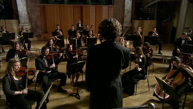 英国伦敦交响乐团鼓手和演奏家，指挥视频下载